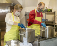 ROYALS -  Sophie und Prinz Edward helfen bei der Zubereitung von Essen bei Foodwise in Woking