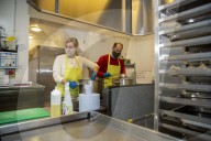 ROYALS -  Sophie und Prinz Edward helfen bei der Zubereitung von Essen bei Foodwise in Woking
