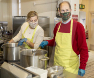 ROYALS -  Sophie und Prinz Edward helfen bei der Zubereitung von Essen bei Foodwise in Woking