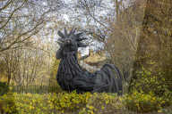 FEATURE - Recycling-Kunst: Ein Hahn aus alten Reifen in Bristol