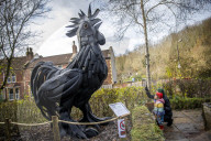 FEATURE - Recycling-Kunst: Ein Hahn aus alten Reifen in Bristol