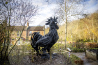FEATURE - Recycling-Kunst: Ein Hahn aus alten Reifen in Bristol