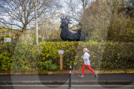 FEATURE - Recycling-Kunst: Ein Hahn aus alten Reifen in Bristol