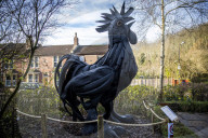 FEATURE - Recycling-Kunst: Ein Hahn aus alten Reifen in Bristol