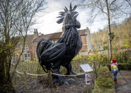FEATURE - Recycling-Kunst: Ein Hahn aus alten Reifen in Bristol