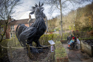 FEATURE - Recycling-Kunst: Ein Hahn aus alten Reifen in Bristol