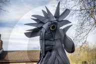 FEATURE - Recycling-Kunst: Ein Hahn aus alten Reifen in Bristol