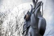 FEATURE - Recycling-Kunst: Ein Hahn aus alten Reifen in Bristol
