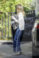 PREMIUM EXCLUSIVE Jessica Alba introducing her new platinum blonde for the holydays