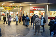 NEWS - Coronavirus: Vor dem Lockdown - Mehrere hundert Meter lange Warteschlange vor Einkaufszentrum in Hamburg