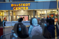 NEWS - Coronavirus: Vor dem Lockdown - Mehrere hundert Meter lange Warteschlange vor Einkaufszentrum in Hamburg