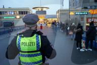 NEWS - Coronavirus: Vor dem Lockdown - Mehrere hundert Meter lange Warteschlange vor Einkaufszentrum in Hamburg