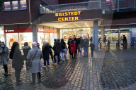 NEWS - Coronavirus: Vor dem Lockdown - Mehrere hundert Meter lange Warteschlange vor Einkaufszentrum in Hamburg