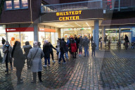 NEWS - Coronavirus: Vor dem Lockdown - Mehrere hundert Meter lange Warteschlange vor Einkaufszentrum in Hamburg
