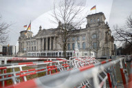 NEWS - Coronavirus:  Absperrgitter stehen vor dem Bundestag - Harter Lockdown ab Mittwoch