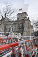 NEWS - Coronavirus:  Absperrgitter stehen vor dem Bundestag - Harter Lockdown ab Mittwoch