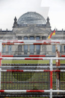 NEWS - Coronavirus:  Absperrgitter stehen vor dem Bundestag - Harter Lockdown ab Mittwoch