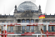 NEWS - Coronavirus:  Absperrgitter stehen vor dem Bundestag - Harter Lockdown ab Mittwoch
