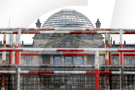 NEWS - Coronavirus:  Absperrgitter stehen vor dem Bundestag - Harter Lockdown ab Mittwoch