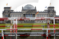 NEWS - Coronavirus:  Absperrgitter stehen vor dem Bundestag - Harter Lockdown ab Mittwoch