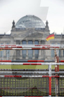 NEWS - Coronavirus:  Absperrgitter stehen vor dem Bundestag - Harter Lockdown ab Mittwoch
