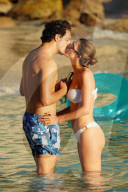 PEOPLE - Ehemalige Miss Universe Iris Mittenaere und ihr Freund Diego El Glaoui baden auf  St-Barth