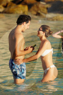 PEOPLE - Ehemalige Miss Universe Iris Mittenaere und ihr Freund Diego El Glaoui baden auf  St-Barth
