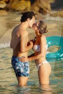 PEOPLE - Ehemalige Miss Universe Iris Mittenaere und ihr Freund Diego El Glaoui baden auf  St-Barth