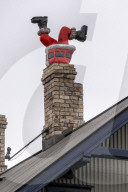 FEATURE - Weihnachtsmann steckt kopfüber in einem Kamin in Reykjavik fest