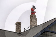 FEATURE - Weihnachtsmann steckt kopfüber in einem Kamin in Reykjavik fest