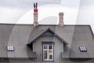 FEATURE - Weihnachtsmann steckt kopfüber in einem Kamin in Reykjavik fest
