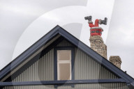 FEATURE - Weihnachtsmann steckt kopfüber in einem Kamin in Reykjavik fest
