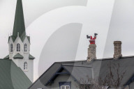 FEATURE - Weihnachtsmann steckt kopfüber in einem Kamin in Reykjavik fest