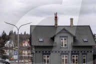 FEATURE - Weihnachtsmann steckt kopfüber in einem Kamin in Reykjavik fest