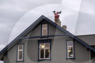 FEATURE - Weihnachtsmann steckt kopfüber in einem Kamin in Reykjavik fest