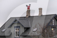 FEATURE - Weihnachtsmann steckt kopfüber in einem Kamin in Reykjavik fest