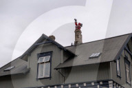 FEATURE - Weihnachtsmann steckt kopfüber in einem Kamin in Reykjavik fest