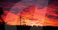 FEATURE - Rotmorgiger Sonnenaufgang mit Windrädern nahe Berlin