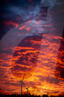 FEATURE - Rotmorgiger Sonnenaufgang mit Windrädern nahe Berlin