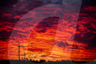 FEATURE - Rotmorgiger Sonnenaufgang mit Windrädern nahe Berlin