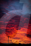 FEATURE - Rotmorgiger Sonnenaufgang mit Windrädern nahe Berlin