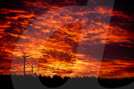 FEATURE - Rotmorgiger Sonnenaufgang mit Windrädern nahe Berlin