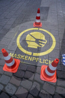 NEWS - Coronavirus: Maskenpflicht Symbole wurden in Hamburg in den Einkaufsstrassen angebracht