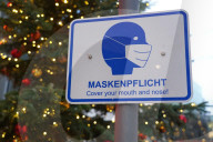NEWS - Coronavirus: Maskenpflicht Symbole wurden in Hamburg in den Einkaufsstrassen angebracht