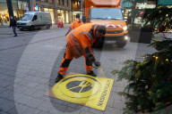 NEWS - Coronavirus: Maskenpflicht Symbole wurden in Hamburg in den Einkaufsstrassen angebracht