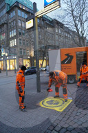NEWS - Coronavirus: Maskenpflicht Symbole wurden in Hamburg in den Einkaufsstrassen angebracht