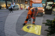 NEWS - Coronavirus: Maskenpflicht Symbole wurden in Hamburg in den Einkaufsstrassen angebracht