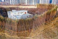 FEATURE - Nagelhaus in Zhengzhou, China, wird durch Bambuszaun geschützt