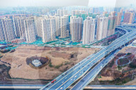 FEATURE - Nagelhaus in Zhengzhou, China, wird durch Bambuszaun geschützt