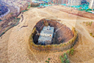 FEATURE - Nagelhaus in Zhengzhou, China, wird durch Bambuszaun geschützt